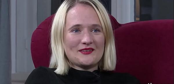 Die schwangere Lena W macht es sich selbst
